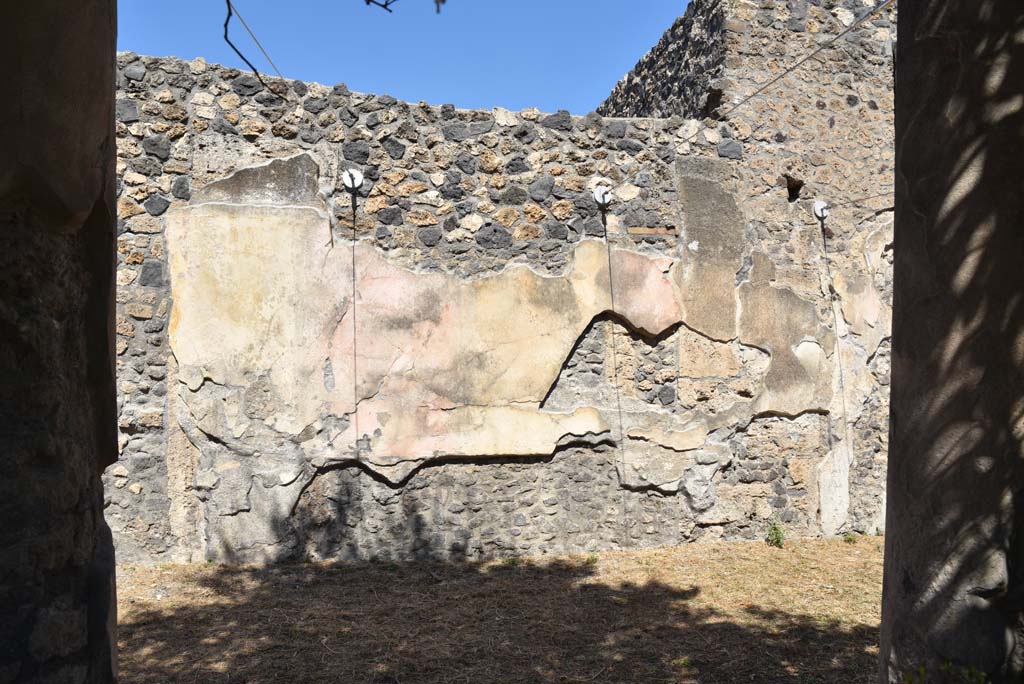 I.4.25 Pompeii. September 2020. North wall of north portico of upper peristyle 56, detail from east end.
Foto Tobias Busen, ERC Grant 681269 DÉCOR