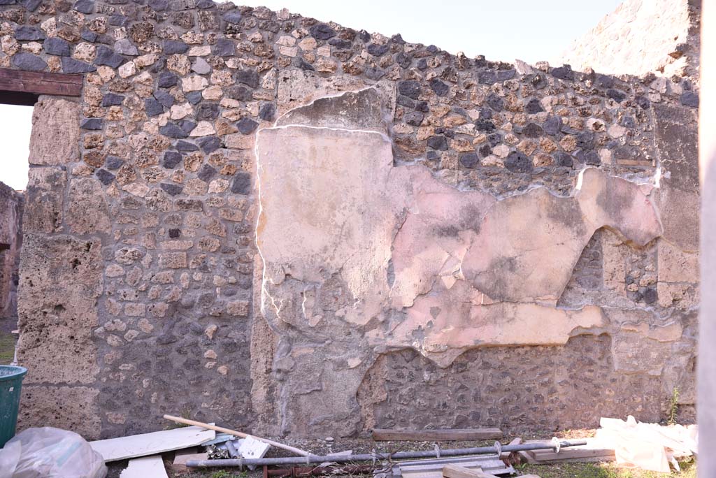 I.4.25 Pompeii. October 2019. North wall of north portico of upper peristyle 56, detail of remaining plaster.
Foto Tobias Busen, ERC Grant 681269 DÉCOR