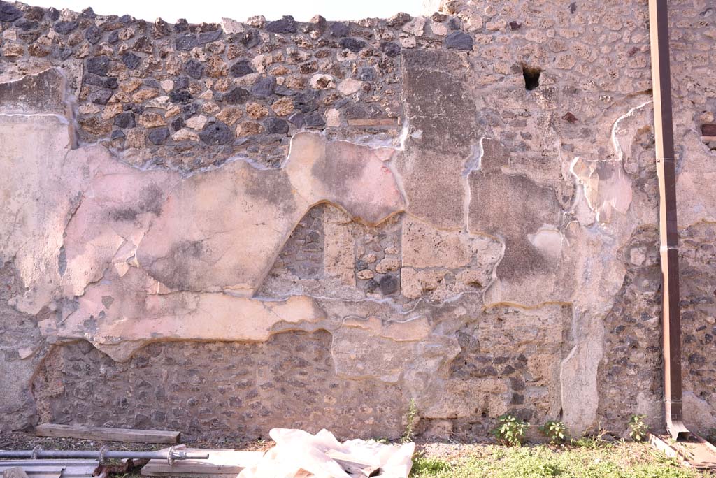 I.4.25 Pompeii. October 2019. Detail of remaining plaster from north wall of north portico of upper peristyle 56. 
Foto Tobias Busen, ERC Grant 681269 DÉCOR