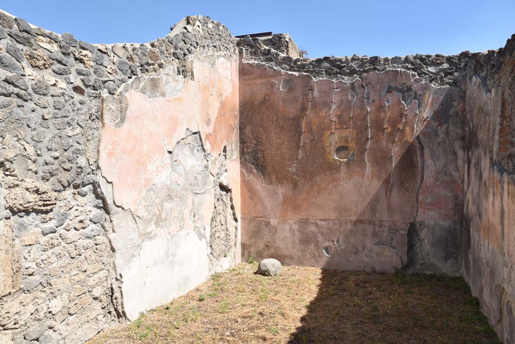 I.4.25 Pompeii. September 2020. Room 58, looking towards north wall and north-east corner of large room. 
Foto Tobias Busen, ERC Grant 681269 DÉCOR.