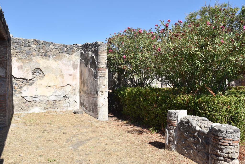 I.4.25 Pompeii. September 2020. 
Upper Peristyle 56, looking north along west side to area of vestibule in north-west corner, near doorway to room 57, on left.
Foto Tobias Busen, ERC Grant 681269 DÉCOR