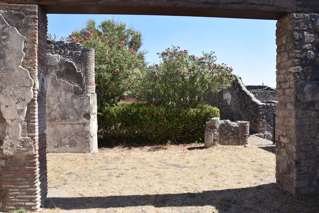 I.4.25 Pompeii. September 2020. Upper Peristyle 56, looking east onto vestibule at west end, from doorway of room 57.
Foto Tobias Busen, ERC Grant 681269 DÉCOR