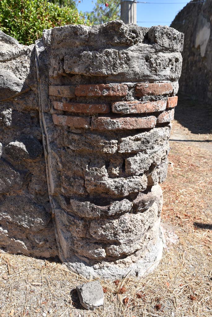 I.4.25 Pompeii. September 2020. Upper Peristyle 56, detail of column at south end, looking east.
Foto Tobias Busen, ERC Grant 681269 DÉCOR