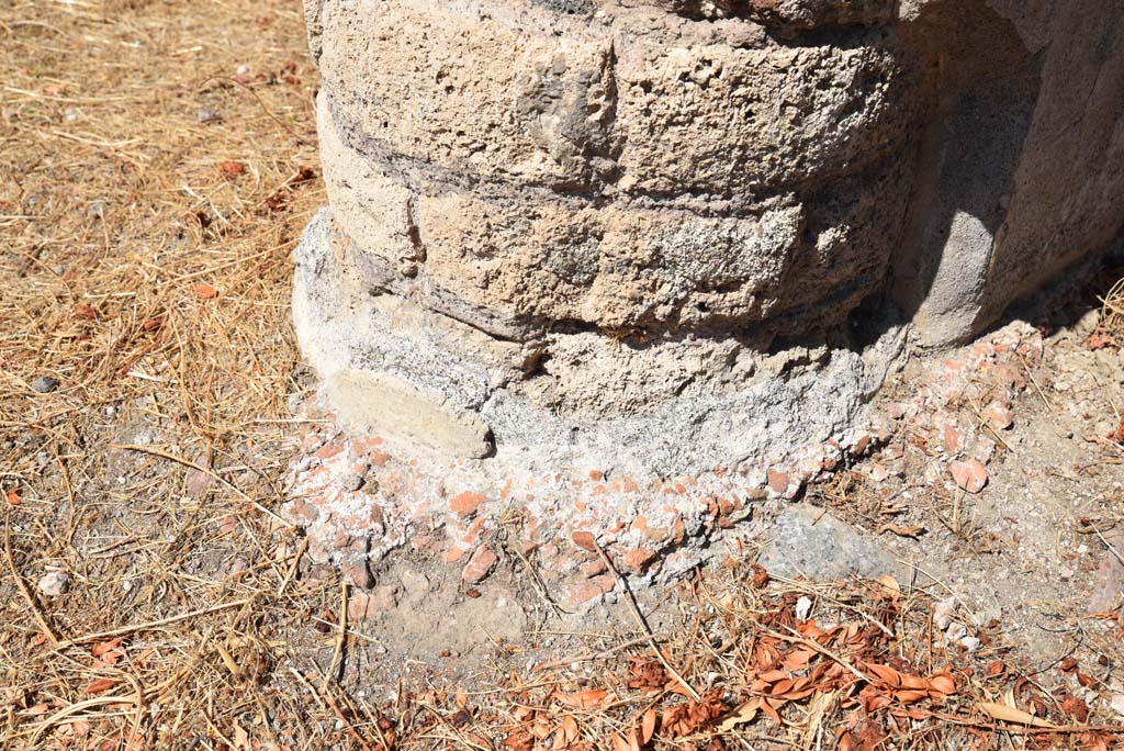 I.4.25 Pompeii. September 2020. Upper Peristyle 56, detail of column at south end, looking north-west.
Foto Tobias Busen, ERC Grant 681269 DÉCOR