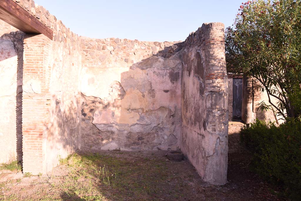 I.4.25 Pompeii. October 2019. Upper peristyle 56, vestibule area in north-west corner, looking north. 
Foto Tobias Busen, ERC Grant 681269 DÉCOR