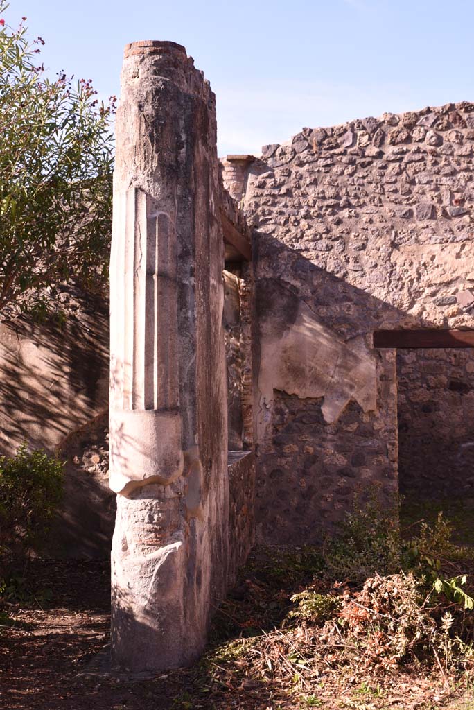 I.4.25 Pompeii. October 2019.
Upper Peristyle 56, looking west at pilaster/wall with window on north portico. 
Foto Tobias Busen, ERC Grant 681269 DÉCOR.