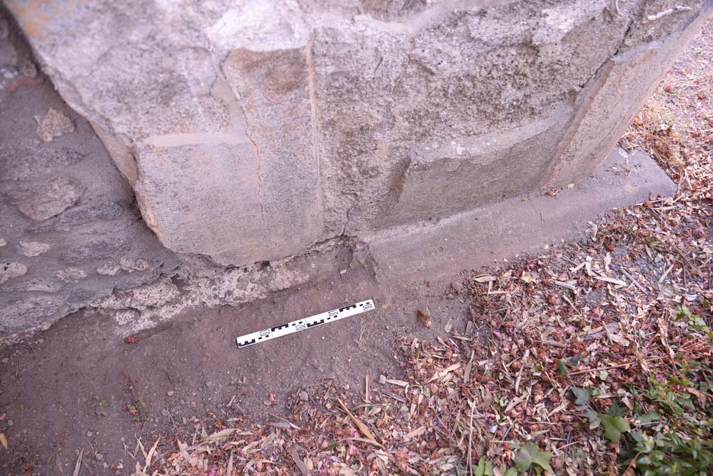 I.4.25 Pompeii. September 2020. 
Upper Peristyle 56, looking north towards detail from south side of pilaster/wall of area on north portico.
Foto Tobias Busen, ERC Grant 681269 DÉCOR