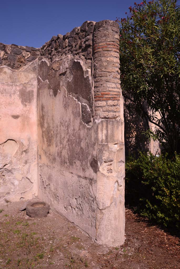 I.4.25 Pompeii. October 2019. Upper peristyle 56, east wall of vestibule in north-west corner. 
Foto Tobias Busen, ERC Grant 681269 DÉCOR
