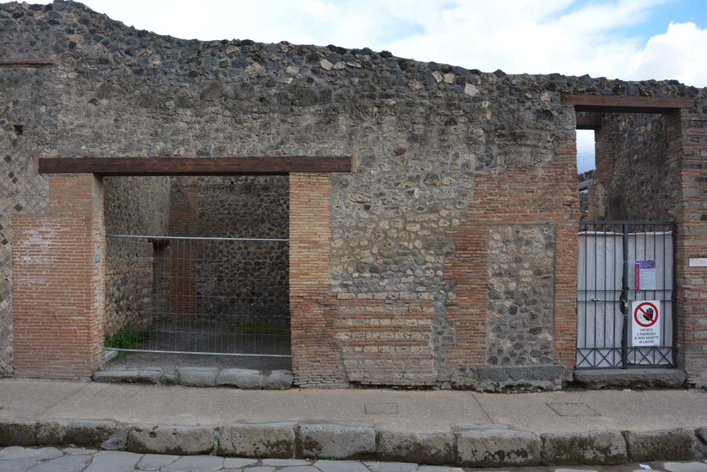 I.4.26 Pompeii. May 2019. Looking towards entrance doorway, on left, and front façade between I.4.25, on right.
Foto Tobias Busen, ERC Grant 681269 DÉCOR.