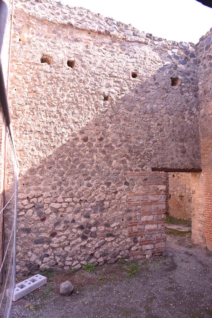 I.4.26 Pompeii. October 2019. East wall with doorway to drying room ?
Foto Tobias Busen, ERC Grant 681269 DÉCOR.