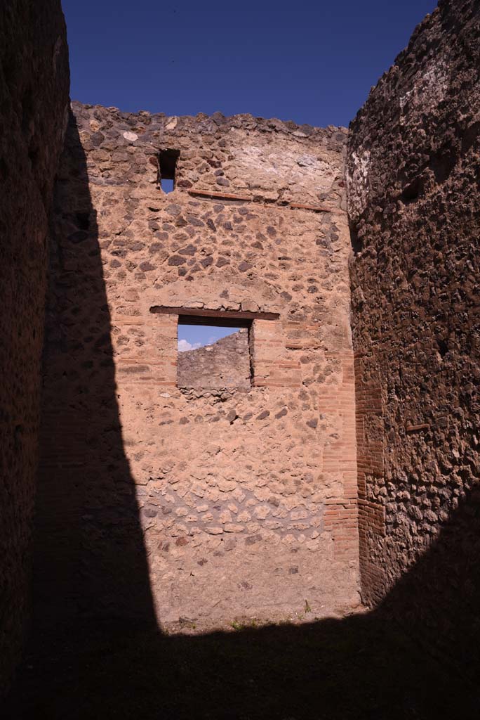 I.4.26 Pompeii. October 2019. North wall with window onto Via dell’Abbondanza.
Foto Tobias Busen, ERC Grant 681269 DÉCOR.