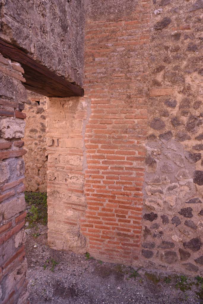 I.4.26 Pompeii. October 2019. East end of south wall, with doorway in east wall.
Foto Tobias Busen, ERC Grant 681269 DÉCOR.