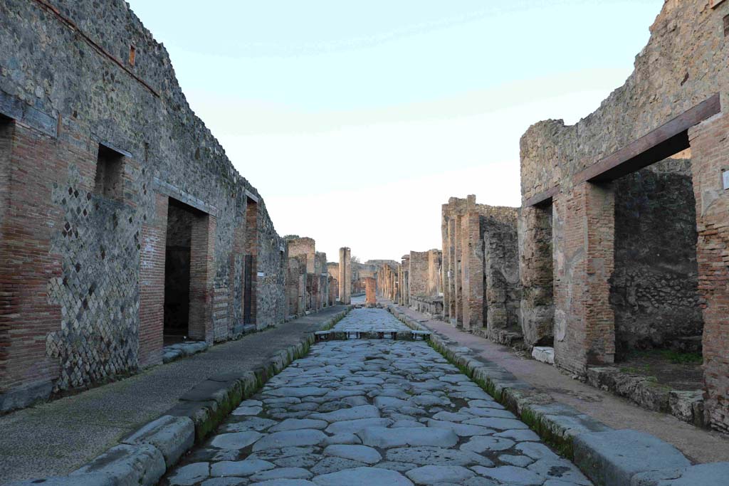 I.4.26 Pompeii, on left. December 2018.        Via dell’Abbondanza between I.4 and IX.1.                  IX.1, on right.
Photo courtesy of Aude Durand.