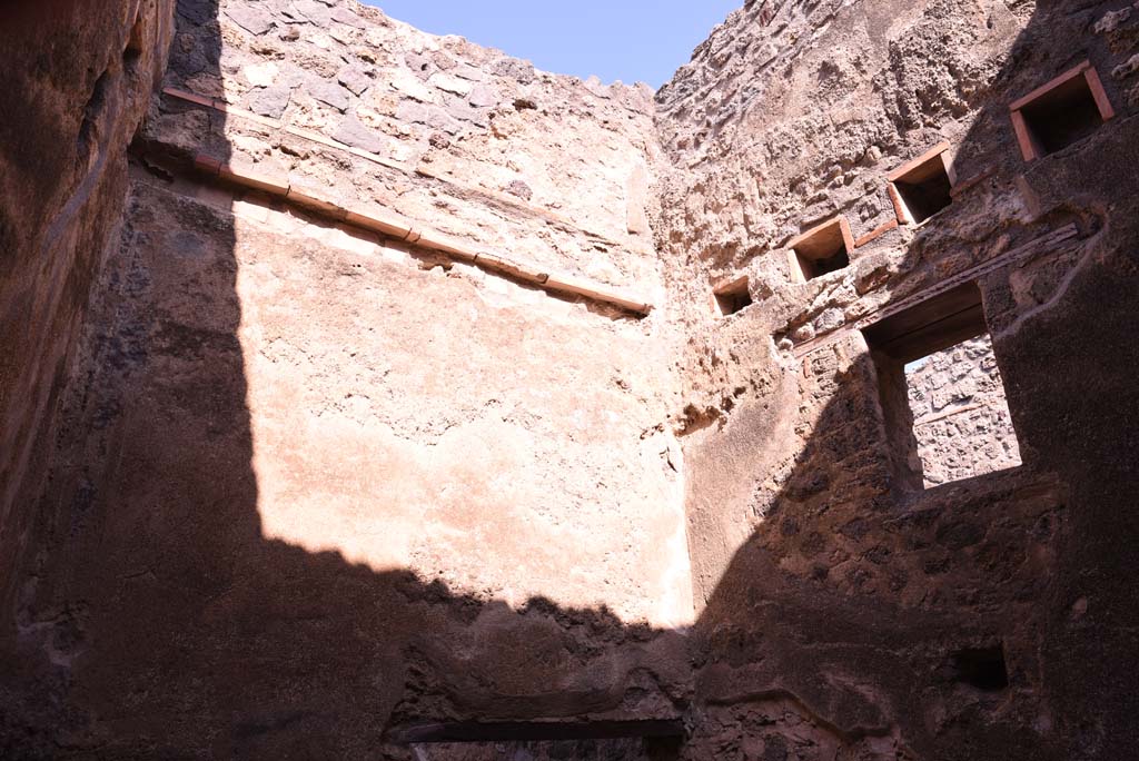 I.4.27 Pompeii. October 2019. Upper north wall, and east wall with window of rear room.
Foto Tobias Busen, ERC Grant 681269 DÉCOR.