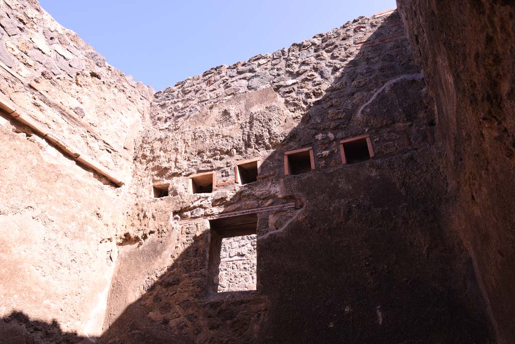 I.4.27 Pompeii. October 2019. Looking towards window in upper east wall overlooking Vicolo del Citarista.
Foto Tobias Busen, ERC Grant 681269 DÉCOR.