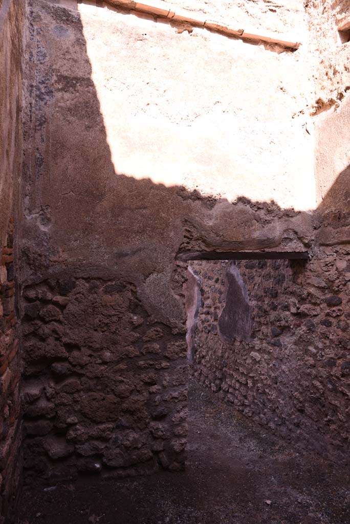 I.4.27 Pompeii. October 2019. North wall with doorway from rear room into bar or sales-room.
Foto Tobias Busen, ERC Grant 681269 DÉCOR.