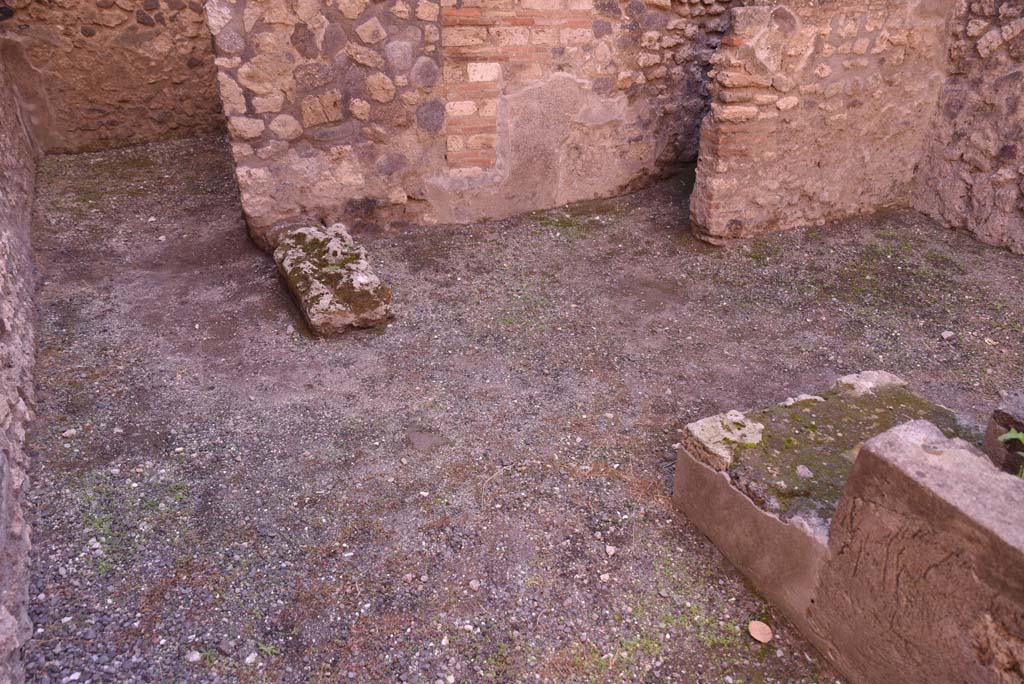 I.4.27 Pompeii. October 2019. Looking south to doorway to rear room, on left, and latrine, on right.
Foto Tobias Busen, ERC Grant 681269 DÉCOR.