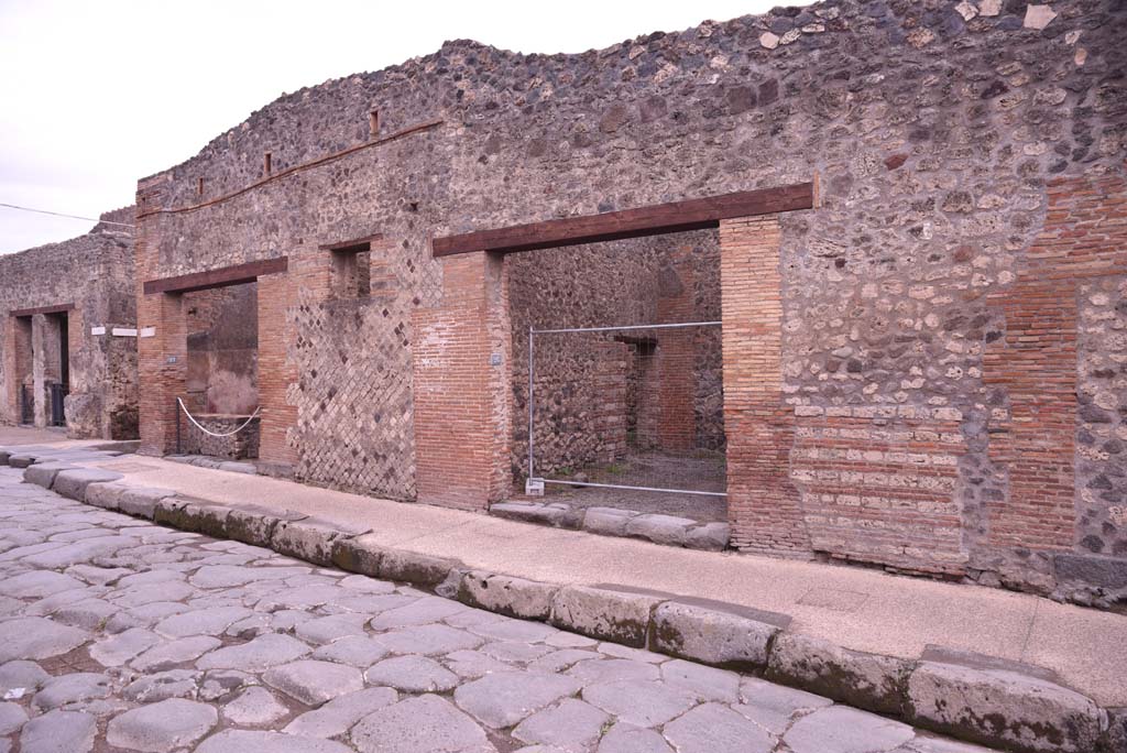 I.4.27, on left, and I.4.26, in centre, Pompeii. October 2019. Looking towards entrance doorways on Via dell’Abbondanza.
Foto Tobias Busen, ERC Grant 681269 DÉCOR.