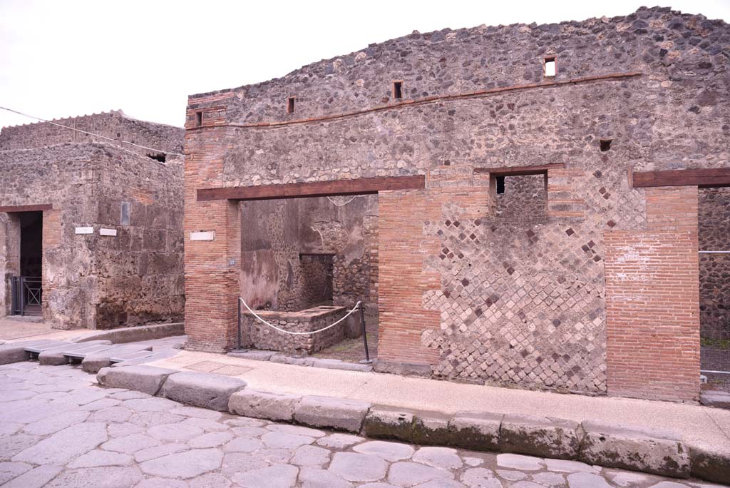 I.4.27 Pompeii, in centre. October 2019. Looking south. On the left is I.6.12 and Vicolo del Citarista.,
Foto Tobias Busen, ERC Grant 681269 DÉCOR.