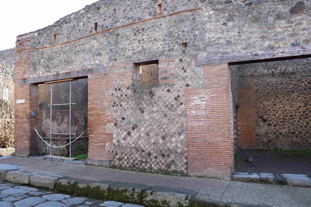 I.4.27 Pompeii, on left. December 2018. Looking south to entrance doorway on Via dell’Abbondanza. Photo courtesy of Aude Durand.