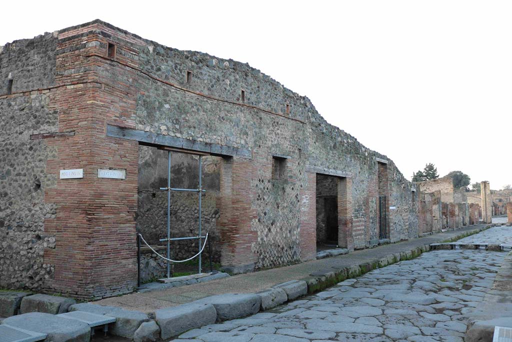 I.4.27 Pompeii. December 2018. Looking west along Ins. 4 of Reg I, from I.4. 27 on Via dell’Abbondanza. 
Vicolo del Citarista is the roadway on the left. Photo courtesy of Aude Durand.