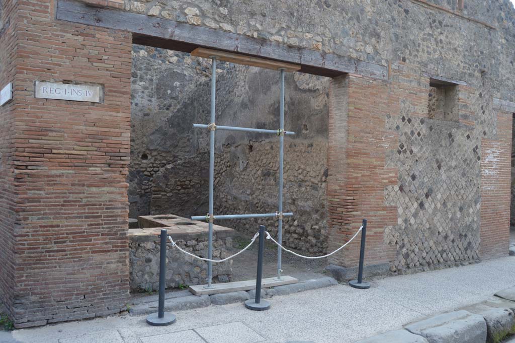 I.4.27 Pompeii. October 2017. Looking south to entrance doorway.
Foto Taylor Lauritsen, ERC Grant 681269 DÉCOR.