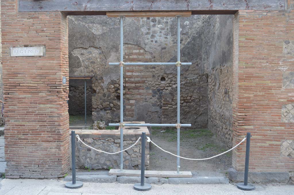 I.4.27 Pompeii. October 2017. Looking south through entrance doorway.
Foto Taylor Lauritsen, ERC Grant 681269 DÉCOR.