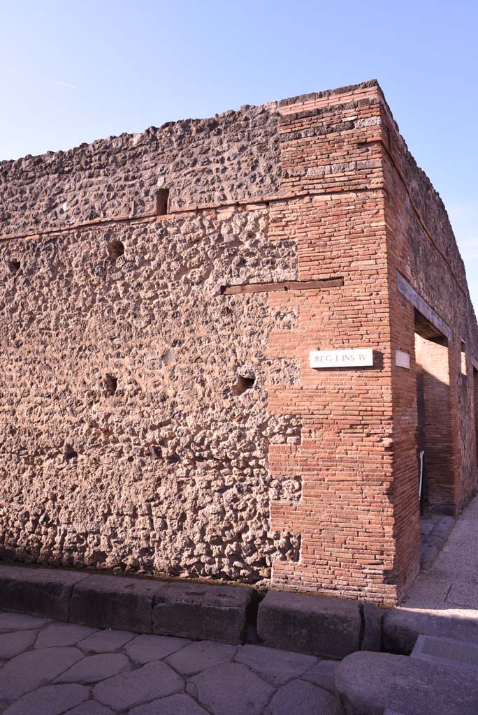 I.4.27, Pompeii. October 2019. 
Looking west towards side wall at north end of Vicolo del Citarista and junction with Via dell’Abbondanza.
Foto Tobias Busen, ERC Grant 681269 DÉCOR.