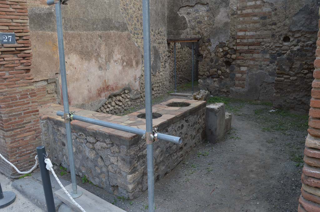 I.4.27 Pompeii. October 2017. Looking south-east across counter towards door to rear room.
Foto Taylor Lauritsen, ERC Grant 681269 DÉCOR.