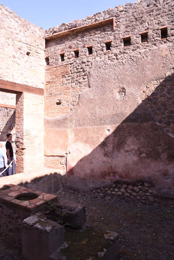 I.4.27 Pompeii. October 2019. Looking across counter to east wall.
Foto Tobias Busen, ERC Grant 681269 DÉCOR.
