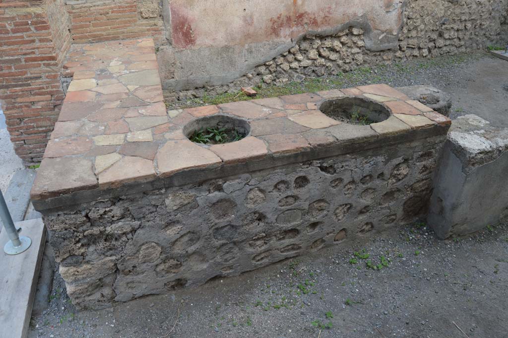I.4.27 Pompeii. October 2017. Looking east across counter in shop-room.
Foto Taylor Lauritsen, ERC Grant 681269 DÉCOR.