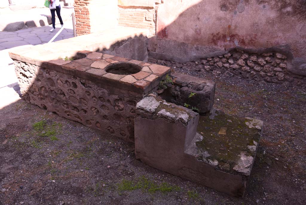 I.4.27 Pompeii. October 2019. Looking north-east to front of bar or sales-room, from rear of hearth. 
Foto Tobias Busen, ERC Grant 681269 DÉCOR.