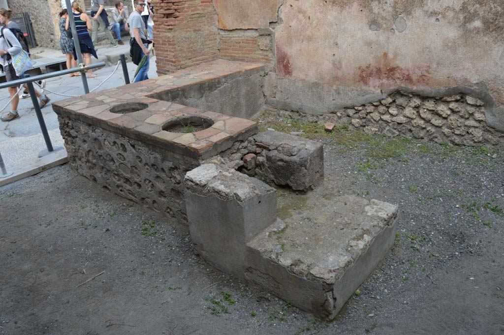 I.4.27 Pompeii. October 2017. Looking north-east from hearth at rear of counter towards entrance onto Via dell’Abbondanza.
Foto Taylor Lauritsen, ERC Grant 681269 DÉCOR.