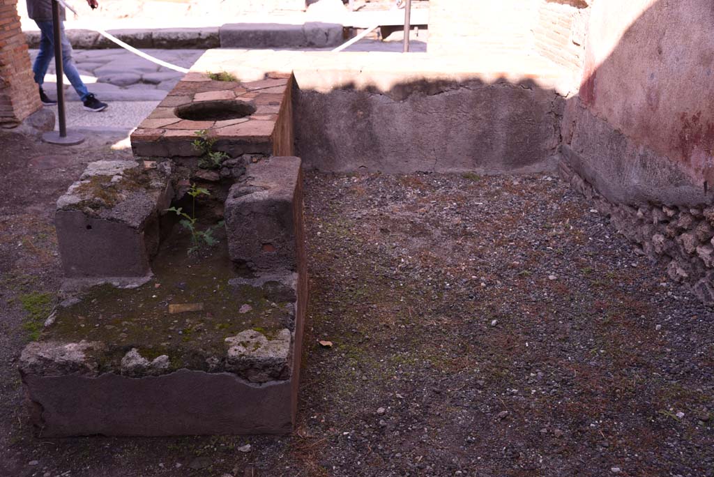 I.4.27 Pompeii. October 2019. Hearth and counter, from rear.
Foto Tobias Busen, ERC Grant 681269 DÉCOR.