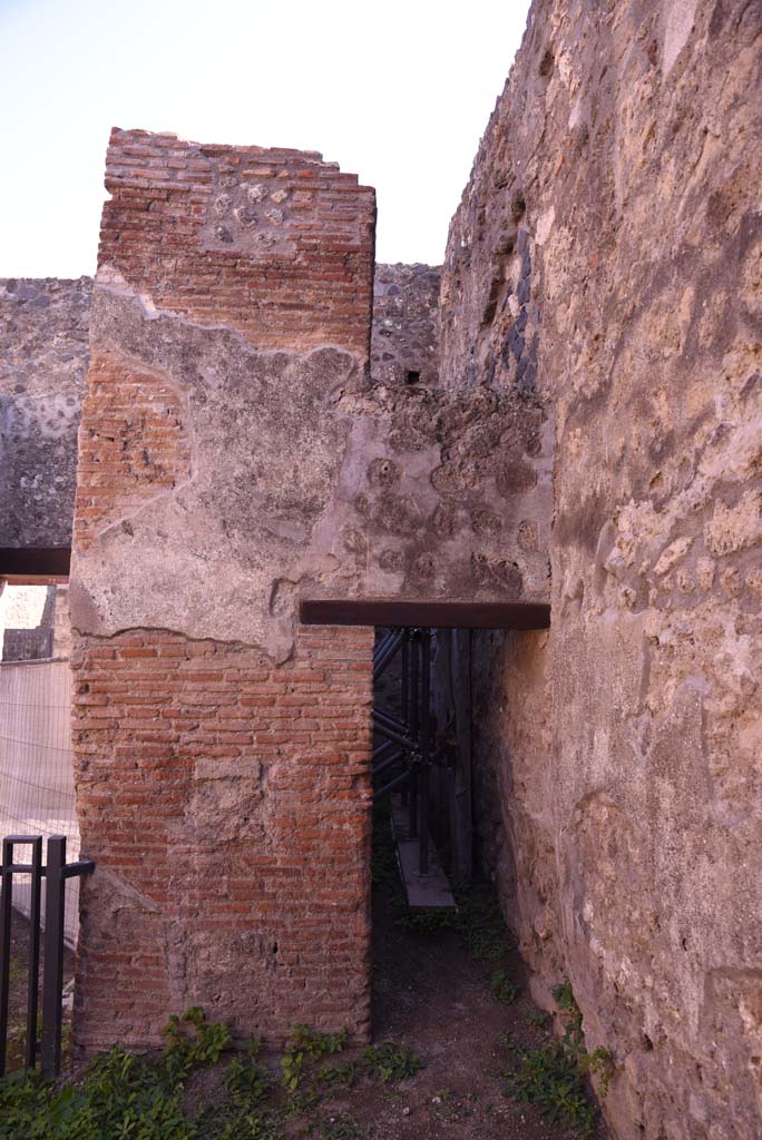 I.4.28 Pompeii. October 2019. Room 26, doorway to room 65 in south-west corner.
Foto Tobias Busen, ERC Grant 681269 DÉCOR.