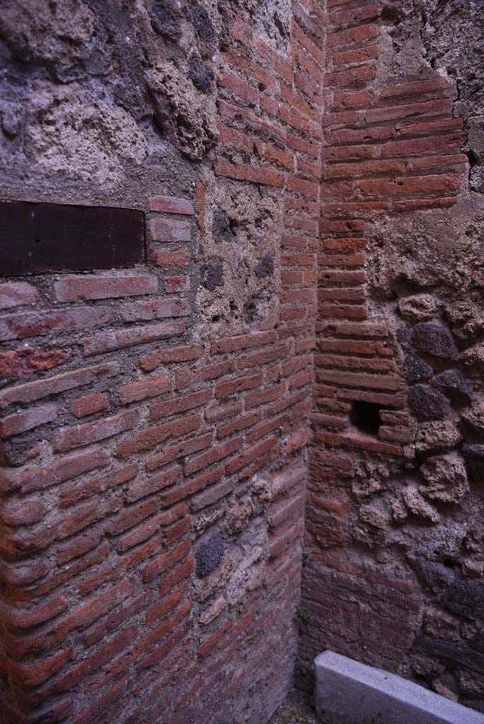 I.4.28 Pompeii. October 2019. Room 65, detail from north-east corner.
Foto Tobias Busen, ERC Grant 681269 DÉCOR.