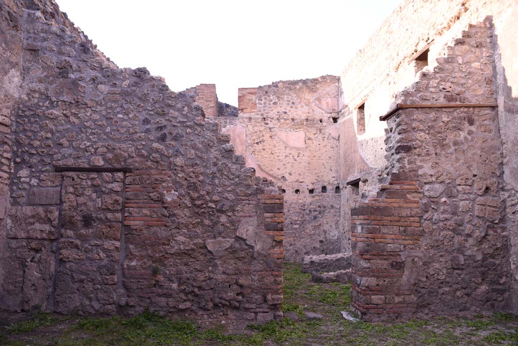 I.4.28 Pompeii. October 2019. Room 26, looking north, with blocked doorway to corridor 25, on left, and doorway to room 27, on right.
Foto Tobias Busen, ERC Grant 681269 DÉCOR.