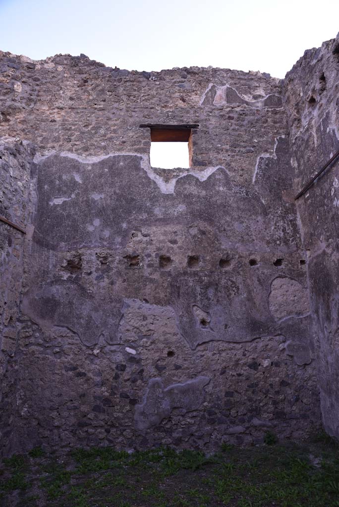 I.4.28 Pompeii. October 2019. Room 26, looking towards east wall with window onto Vicolo del Citarista.  
Foto Tobias Busen, ERC Grant 681269 DÉCOR.
