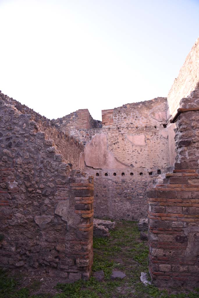 I.4.28 Pompeii. October 2019. Room 26, north wall with doorway into room 27.
Foto Tobias Busen, ERC Grant 681269 DÉCOR.