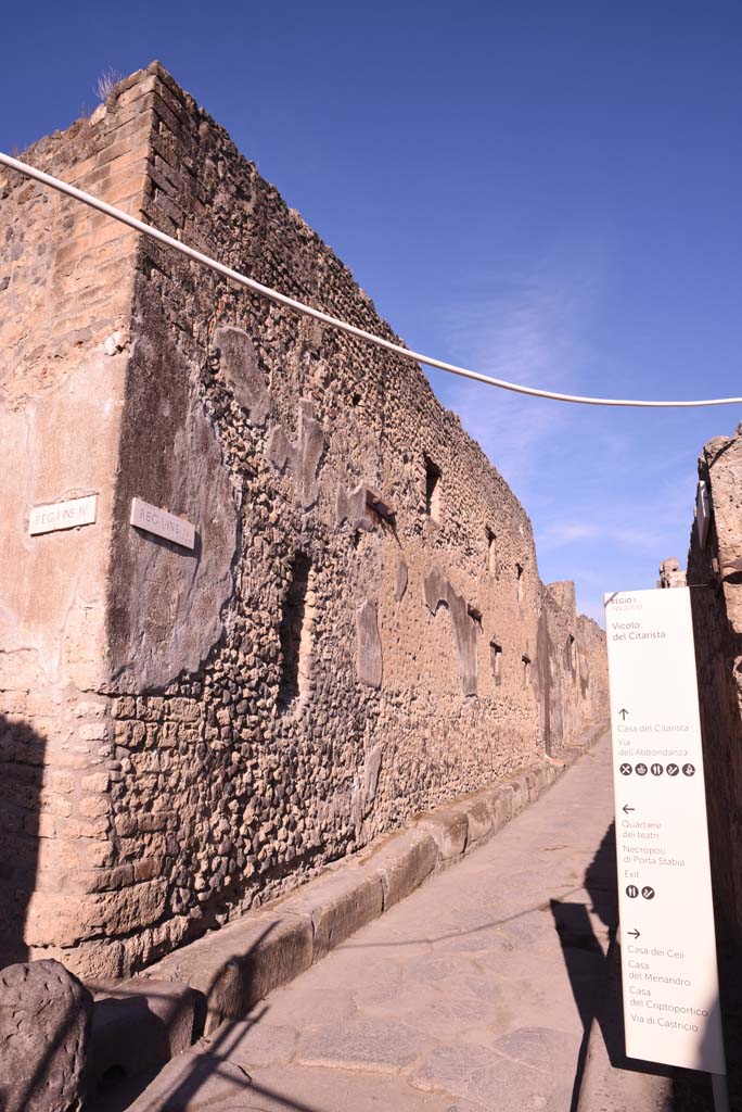 I.4.28 Pompeii. October 2019. 
Looking towards exterior side wall in Vicolo del Citarista at south end near junction with Vicolo del Menandro.
Foto Tobias Busen, ERC Grant 681269 DÉCOR.