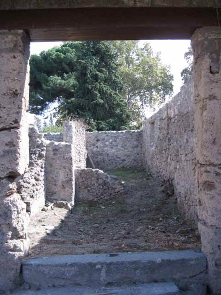 I.5.1 Pompeii. September 2010. Doorway to I.5.1 in portico, looking south across entrance room towards rear of property. Photo courtesy of Drew Baker.