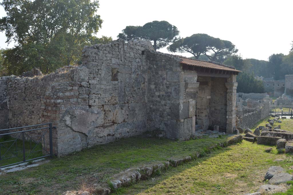 I.5.2, on left, with I.5.1, on right, Pompeii. October 2017. Looking south-west towards entrances on Vicolo del Conciapelle.
Foto Taylor Lauritsen, ERC Grant 681269 DÉCOR.