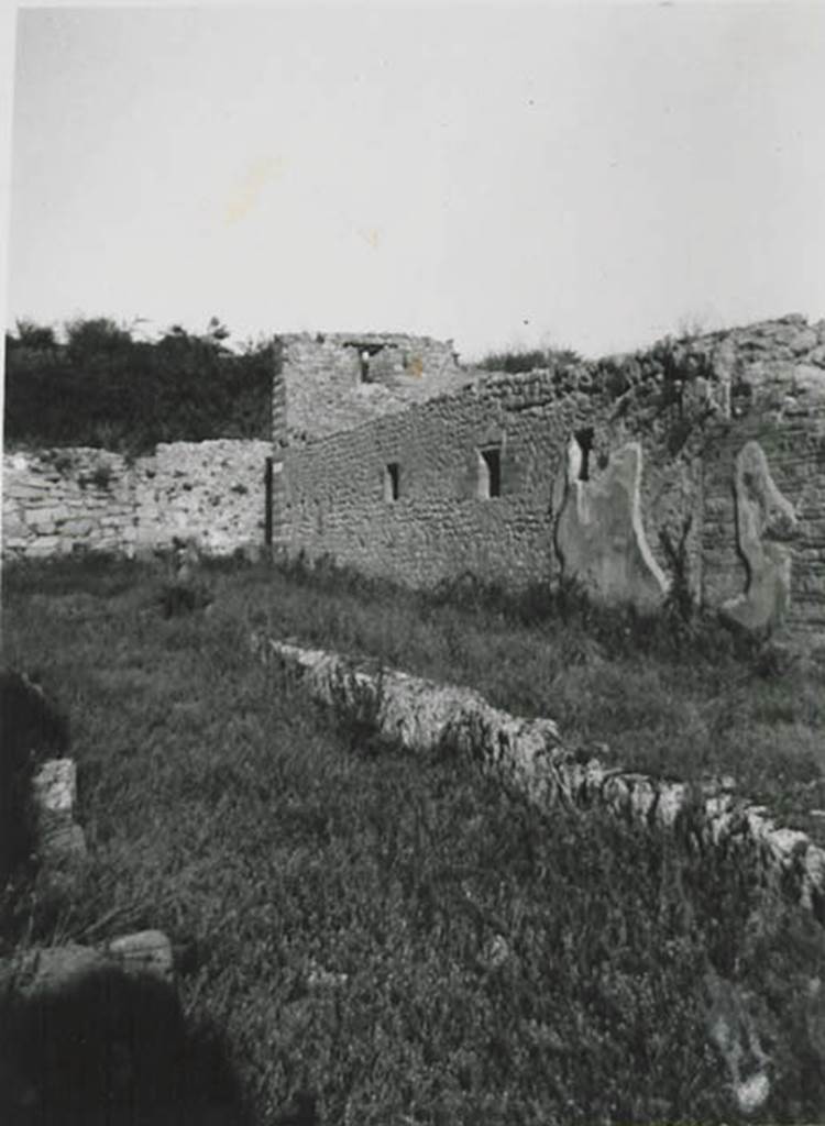 10502-warscher-codex-99-640.jpg
I.5.2 Pompeii. 1936, taken by Tatiana Warscher. Looking east along north façade on Vicolo del Conciapelle, from near entrance at I.5.2. Warscher described the roadway as Via Tertia.
See Warscher T., 1936. Codex Topographicus Pompeianus: Regio I.1, I.5. Rome: DAIR, whose copyright it remains. (no.21)