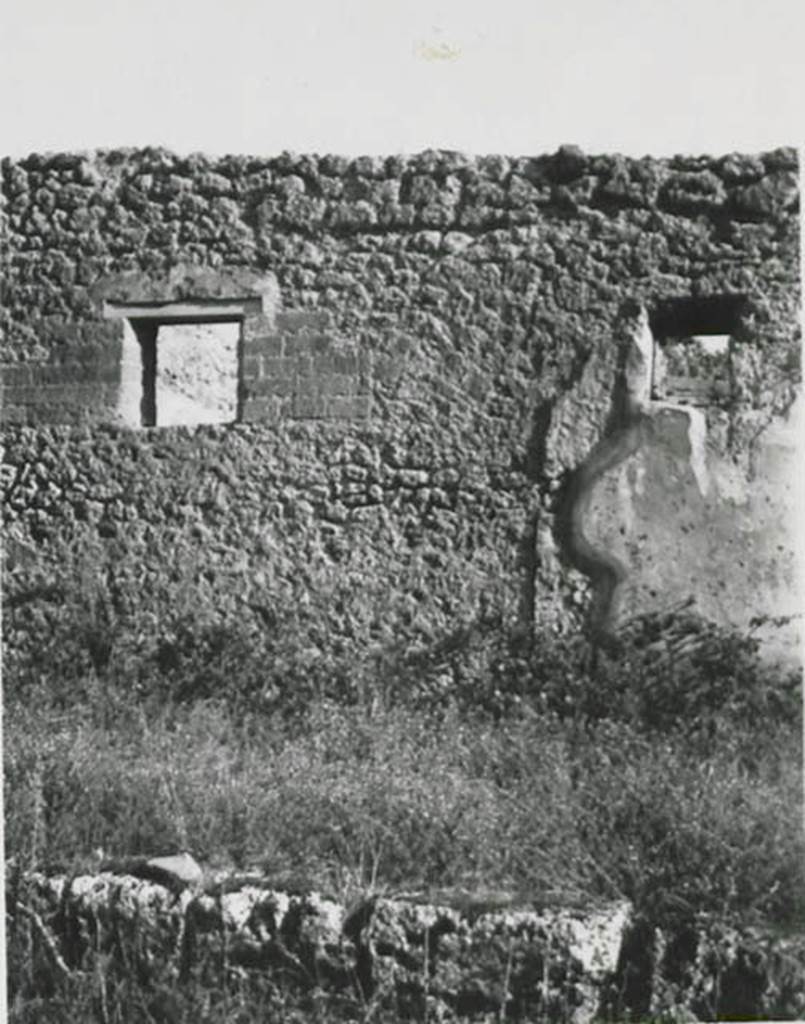 10502-warscher-codex-101-2-640.jpg
I.5.2 Pompeii. 1936, taken by Tatiana Warscher. Looking south towards front façade with two windows. See Warscher T., 1936. Codex Topographicus Pompeianus: Regio I.1, I.5. Rome: DAIR, whose copyright it remains. (no.22a)