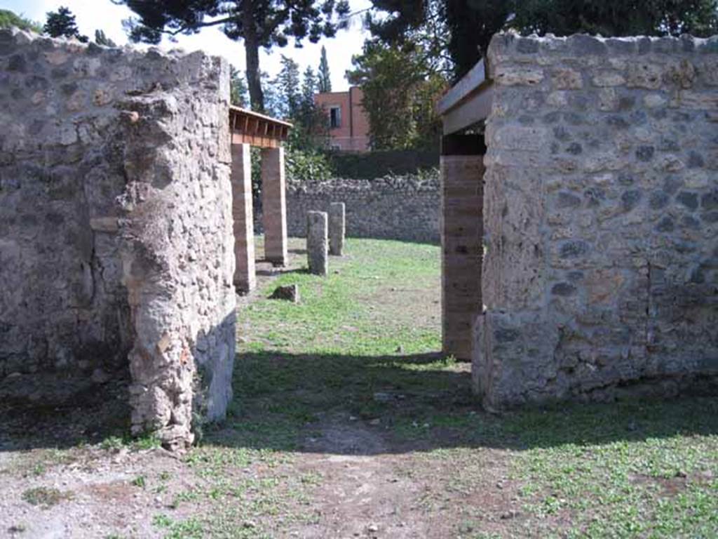 I.5.2 Pompeii. September 2010. Antechamber showing doorway to peristyle area with triclinium, looking south. Photo courtesy of Drew Baker.