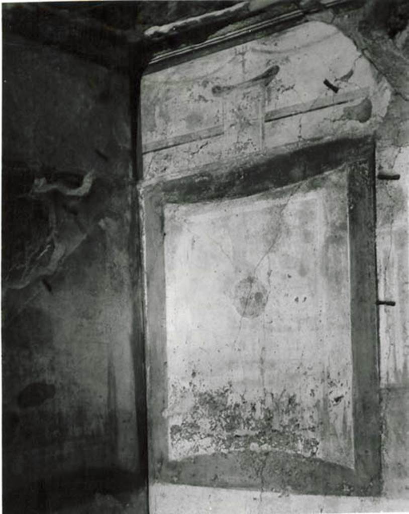 10502-warscher-codex-105-1-640.jpg
I.5.2 Pompeii. 1936, taken by Tatiana Warscher. Painted panel on west side of north wall of small room. See Warscher T., 1936. Codex Topographicus Pompeianus: Regio I.1, I.5. Rome: DAIR, whose copyright it remains.
