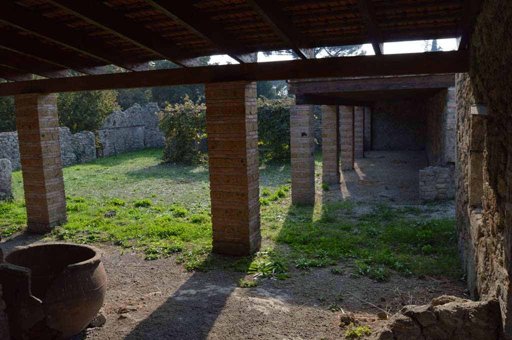 I.5.2 Pompeii. October 2017. Looking west along north portico, from the feature of remains of the lararium.
Foto Taylor Lauritsen, ERC Grant 681269 DÉCOR.