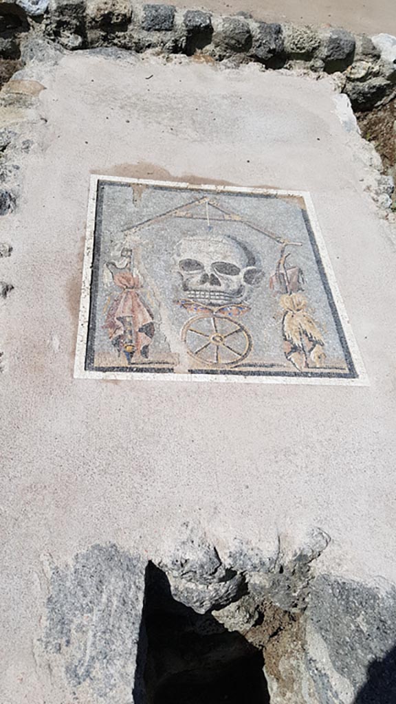I.5.2 Pompeii. August 2023. 
Reconstruction of triclinium table with mosaic. Photo courtesy of Maribel Velasco.