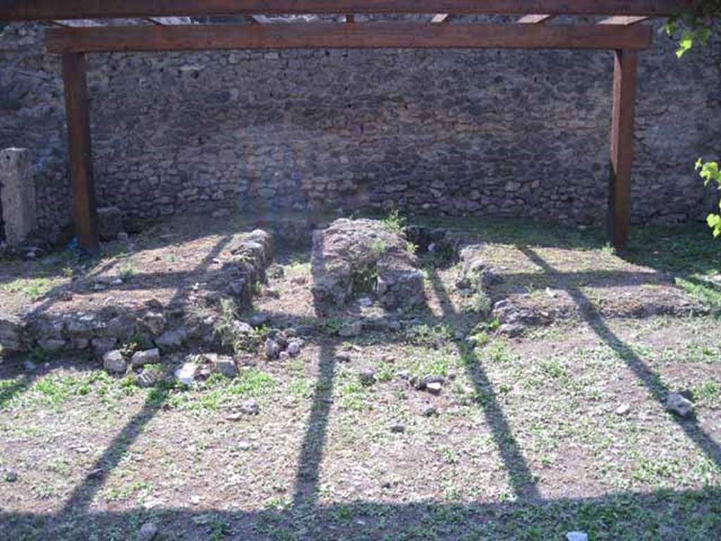 I.5.2 Pompeii. September 2010. Triclinium in peristyle, looking west. Photo courtesy of Drew Baker.