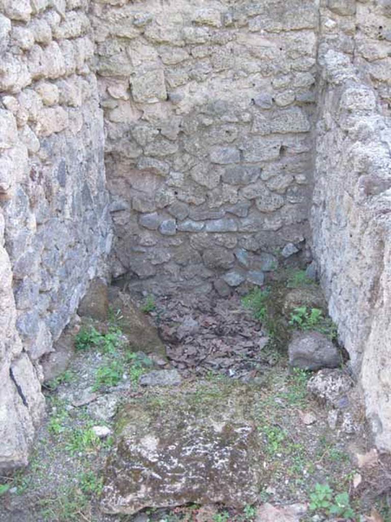 I.5.2 Pompeii. September 2010. Small area on south side of triclinium, against the west wall. Photo courtesy of Drew Baker.